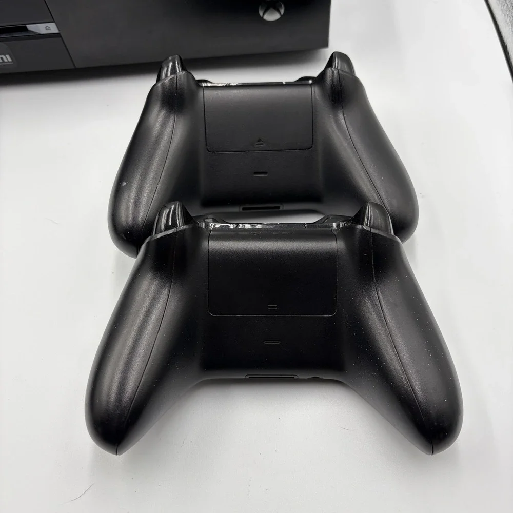 Microsoft Xbox One‎ Model 1540 Console Bundle 500 GB, 2 Controllers,  2 Games